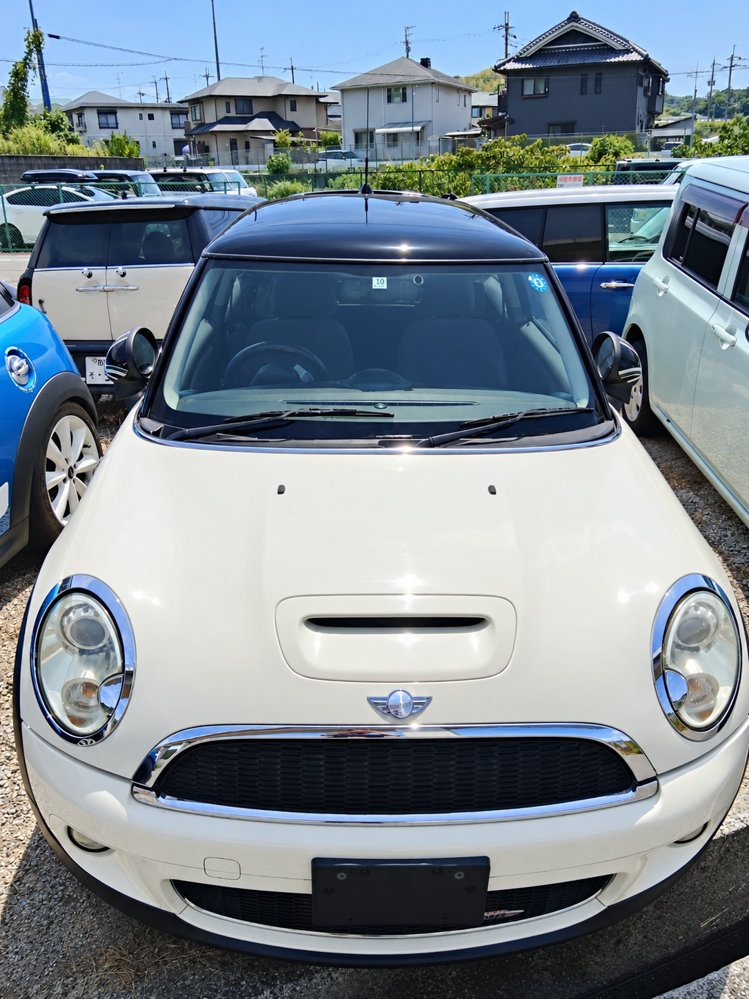 丸いヘッドライトの白いMINI